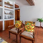 דירה Charm House - City Center Oasis W/ Private Garden *