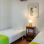 דירה Charm House - City Center Oasis W/ Private Garden *