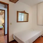 דירה Charm House - City Center Oasis W/ Private Garden *
